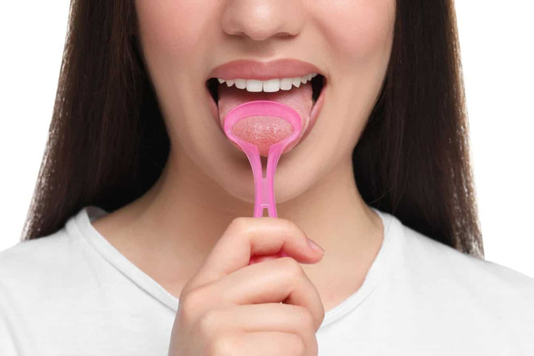 cleaning tongue